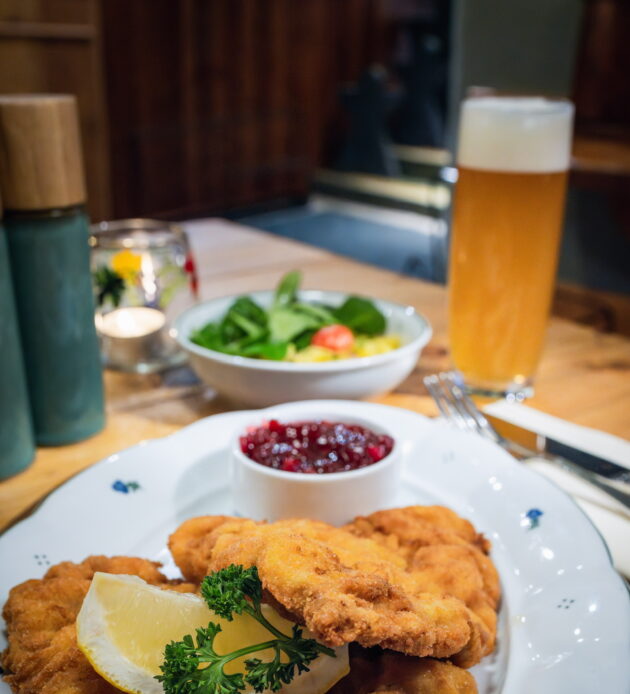 Gemütliches Brauhaus Mariazell – Tradition und gute Küche Erleben Sie die herzliche Atmosphäre im Brauhaus Mariazell, einem traditionsreichen Restaurant und Gasthaus seit 1673. Eingebettet in die idyllische Landschaft Mariazells, bieten wir authentische österreichische Wirtshauskultur mit regionalen Spezialitäten und hausgemachten Gerichten. Ein Highlight unserer Küche ist das köstliche Wiener Schnitzel, frisch zubereitet aus hochwertigem Fleisch und serviert mit klassischer Beilage. Genießen Sie unsere deftigen Schmankerln, frisch zubereitet mit Zutaten aus der Umgebung, in unseren gemütlichen Gasträumen. Ob für ein schnelles Mittagessen oder ein entspanntes Abendessen, unser Brauhaus steht für regionale Verbundenheit und echte Gastfreundschaft. Brauhaus Mariazell, gemütlich, Restaurant, Gasthaus, Tradition, gute Küche, Wiener Schnitzel, regional, österreichische Wirtshauskultur, hausgemachte Gerichte, Mariazell, regionale Spezialitäten, Gastfreundschaft.