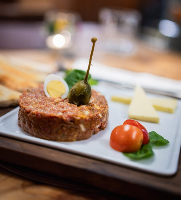 Gemütliches Brauhaus Mariazell – Tradition und gute Küche Erleben Sie die herzliche Atmosphäre im Brauhaus Mariazell, einem traditionsreichen Restaurant und Gasthaus seit 1673. Eingebettet in die idyllische Landschaft Mariazells, bieten wir authentische österreichische Wirtshauskultur mit regionalen Spezialitäten und hausgemachten Gerichten. Ein Highlight unserer Küche ist das köstliche Wiener Schnitzel, frisch zubereitet aus hochwertigem Fleisch und serviert mit klassischer Beilage. Ebenso empfehlenswert ist unser hausgemachtes Beef Tartar, das mit frischen Zutaten und viel Liebe zum Detail zubereitet wird. Genießen Sie unsere deftigen Schmankerln, frisch zubereitet mit Zutaten aus der Umgebung, in unseren gemütlichen Gasträumen. Ob für ein schnelles Mittagessen oder ein entspanntes Abendessen, unser Brauhaus steht für regionale Verbundenheit und echte Gastfreundschaft. Schlagwörter: Brauhaus Mariazell, gemütlich, Restaurant, Gasthaus, Tradition, gute Küche, Wiener Schnitzel, hausgemachtes Beef Tartar, regional, österreichische Wirtshauskultur, hausgemachte Gerichte, Mariazell, regionale Spezialitäten, Gastfreundschaft.